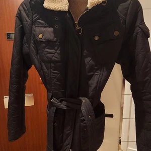 Barbour vår/höstjacka - Supersnygg jacka från Barobour 🥰 Den är marinblå, använt men fint skick. Ett minihål på ryggen dock! Nypris typ 3000kr. 