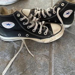 Converse - Säljer mina gamla converse eftersom de är för små för mig att använda. Finns några märker på dem och texten har försvunnit lite annars är de i okej kondition.