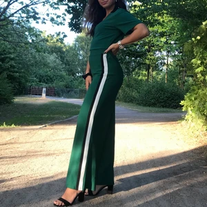 Byxdress  - En byxdress från bershka i storleken S (jag är 163) längden är perfekt för mig med låga klackar till✨ använts 1 gång! 