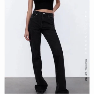 Straight leg zara jeans  - Säljer dessa svarta jeans ifrån zara, alla lappar sitter kvar och är i nyskick säljer pga förstora 💕🙌🏼 