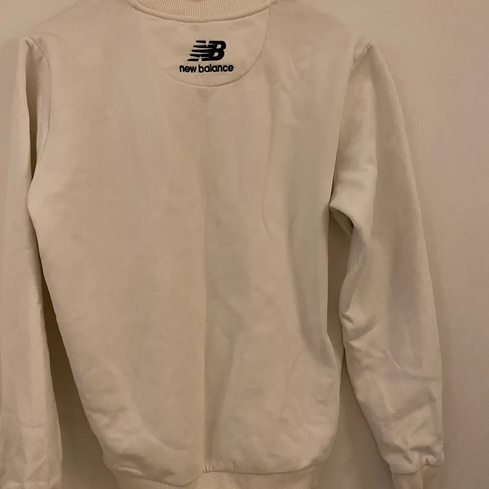 Säljer min vita sweatshirt från New Balance. Köparen står för frakt. 🌼🌼. Tröjor & Koftor.