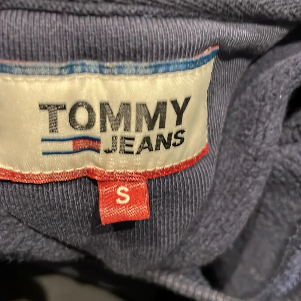 Detta är en Tommy hilfigier tröja som är använd få gånger. Den är i fint skick. Den är i storlek small. Och jag kmr sälja den för 200 kr exklusive frakt.. Tröjor & Koftor.