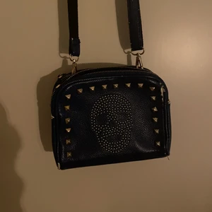 Väska  - Säljer denna så sjukt snygga Valentina camera bag liknande väska! Har en liten repa i högra hörnet men enkelt att täcka med naglack men den syns knappt ❤️kom med pris själv 