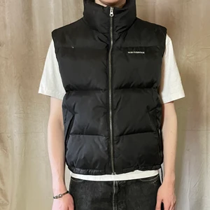 Svart väst - Svart puffväst. I fint skick. Jag är 182cm lång. Frakt tillkommer på 66kr (postnord spårbart)