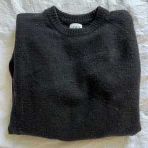 Svart stickad tröja  - Snygg stickad tröja från zara herr. Knappt använd och är i strl S.