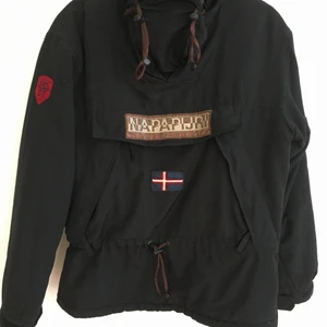 Napapijri jacka - Äldre model av Ski-doo jacka, använd ett bra tag men den funkar som den ska! Storleck laege men sitter som M