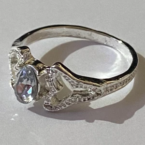 Ring - Silverring med en kristall och mönster av hjärtor.