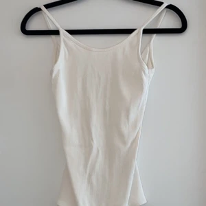 Vit body - Ribbad vit body med öppen rygg🤍