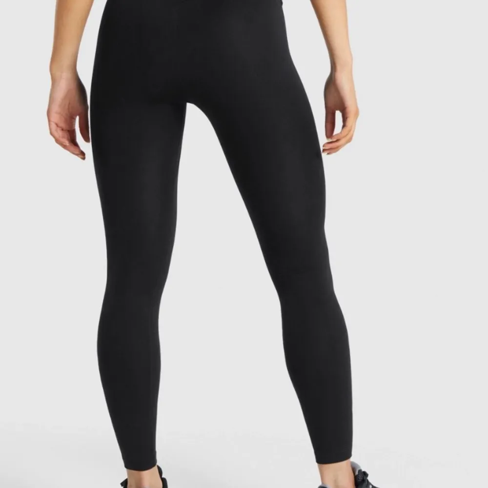 Tränings leggings från gymshark i storlek M, endast använda 2 gånger men säljas då de inte kommer till användning. Nypris 400kr/säljs för 200kr🤍🤍. Jeans & Byxor.