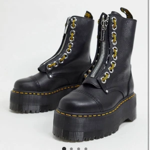 Dr. Martens sinclair max - Säljer nu mina mycket sparsamt använda Dr Martens sinclair max då jag tyvärr inte använder dem så mycket och dem förtjänar ett hem med mera kärlek! Har snörat om dem med skosnöre så dem kommer att komma med både de och dragkedjorna så man kan customiza hur man vill ☺️🧚🏼‍♀️ så sköna och snygga statement boots! Fler bilder kan skickas om så önskas. Nypris 3200, passar strlk 38-39