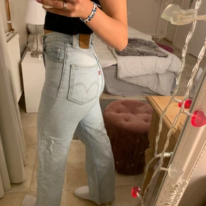 Levis high loose  - Säljer ett par skit snygga Levis Jeans pågrund att det blivit för små, ny priset på dessa byxor är 1249 kr men mitt pris är 250 kr. Om fler vill ha blir det bjudgivning. Köptes i vintras. Så hyfsat nya. Jag är 170 lång och sitter bra vid bena på mig, lite korta, eller det beror på hur man vill att det ska sitta😊Hör av er!