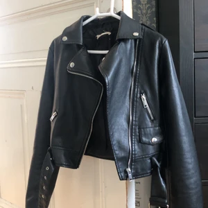 Skinnjacka  - En skinnjacka som jag bara använt en gång. Köpt från märket glamorous. Den är jättefin men kommer inte till användning.