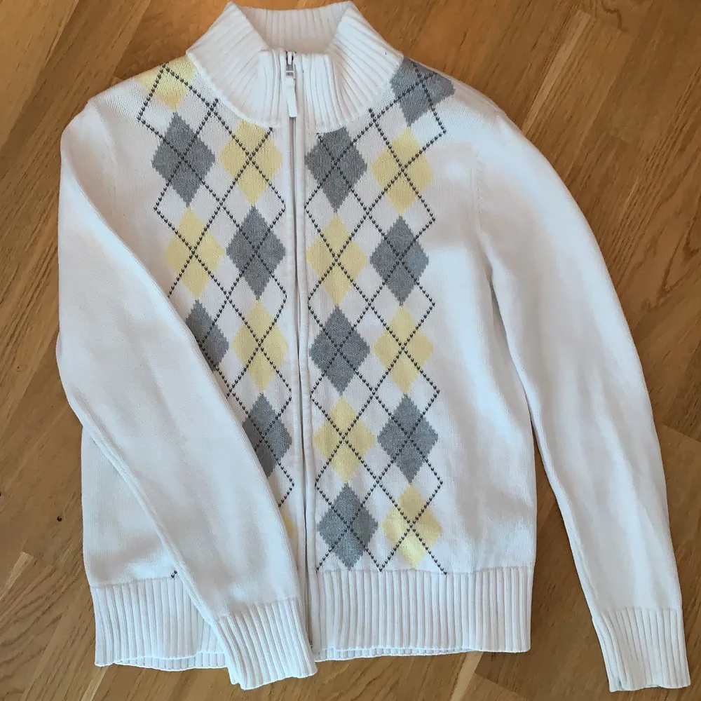 Säljer den här fina tröjan från märket Isolde då den aldrig används av mig. Köpte för 399 kr, men den ser fortfarande ny ut (dock en superliten fläck på ena ärmens baksida). Pris: 100 kr + 66kr frakt  💖 kan mötas upp i Nacka också :). Tröjor & Koftor.