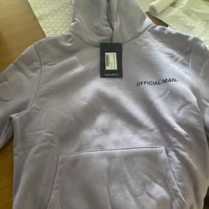 Hoddie- Official Man  - Säljer en fin hoddie som är oanvänd. Det står Officialman på den. Blev aldrig använd då det var fel storlek. Skriv gärna för fler bilder. Både tjej å kille kan använda den🦋 frakt för 57kr då är det spårbart 