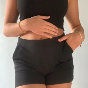 - KOSTYMSHORTS -  - Svarta kostymshorts ish i fint skick. Jättebekväma, går att använda som mjukisshorts. Oanvända då dom är lite stora. Skriv om ni är intresserade 🖤