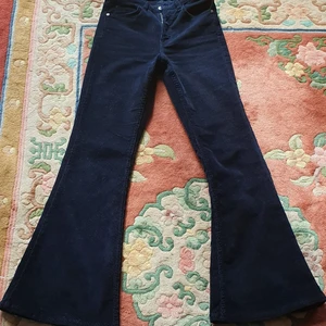 Unik Manchester Middrise  bootcut byxa - Säljer min unik kände midrise Manchester bootcut byxa som är I mycket bra skick och passar xxs _ xs, Den sitter jätte perfect och matcherar med allt.Finns fler bilder och bud I kommenterna 