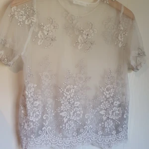 Mng T-shirt i storlek M - Den är andvänd 3 gånger. T-shirten är genomskinlig tyg