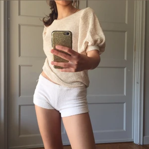 Topp - Super fin topp som är köpt här på Plick men inte riktigt kommer till användning. Underbar detalj på ryggen och armarna är super fina!! Fint skick 