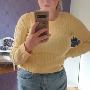 Stickad tröja, bondelid - Gul, stickad tröja från bondelid. Något använd. Sitter lite löst och väldigt skön. Kommer ej ihåg nypris.