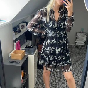 Oanvänd klänning - Oanvänd klänning med lappar kvar, extra knappar medföljer. Köpt på Nelly.com för 499kr, säljs för 100kr. Medföljer underklänning 