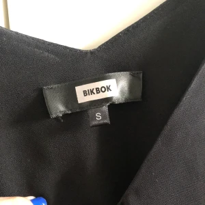 Fint linne med volanger ner till i strls - Använd 0 gånger 