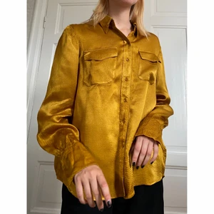 Skjorta från & other storie  - Väldigt fin skjorta / blus från & other stories. Den är i nyskick!