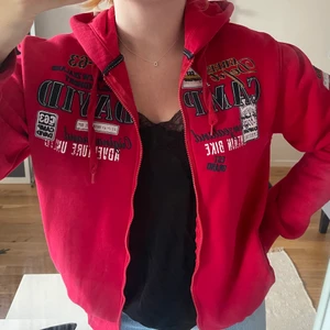 Zip hoodie - Intressekoll på denna coola oversized zip hoodien! Jättebra kvalité, ser helt ny ut. Är inte 100 på att jag vill sälja den, vill först se vad jag kan få för den. Lite starkare röd irl, har också lite applikationer på ryggen. Står xxl men sitter mer som en L/XL