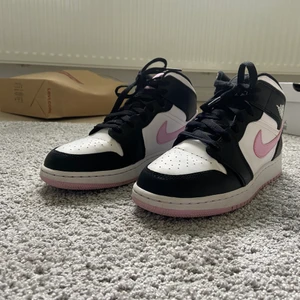 Air jordan 1 artic pink  - Säljer ett par jordan 1 artic pink, storlek 38,5. Inköpta i januari 2021 på Instagram från dripplug.sthlm. Använda fåtal gånger. Köparen står för frakten. Hör av dig vid frågor och flera bilder.🌼 säljer även ett par till jordan 1. 