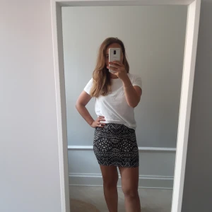 Svart vitt kjol - Kort kjol. Storlek XS 