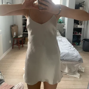 Fin sidenklänning från Zara! - Super fin sidenklänning som inte kommer till användning. Är jättefin att ha på fest, sommarkvällar eller finare tillställningar! Storlek xs⚡️💗
