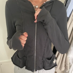 Kofta  - Kofta från Odd Molly. Super cool med långa armar och hål för tummen 💕💕