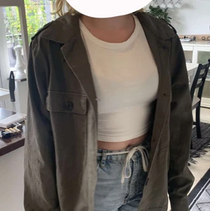 Jätte fin jacka i militärgrön  -  Jättefint skick knappt använd storlek M men jag som har på mig den har vanligt viss storlek S, 200kr+frakt pris kan diskuteras💕