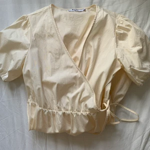 Klänning🤍 - Helt oanvänd klänning med omlott knyte och puffärm, så fin! 🥰