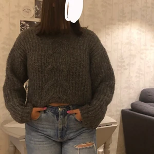 Grå stickad tröja - Mysig stickad tröja från BikBok. Litet hål i nacken, men syns knappt på. Står ingen storlek, men typ S-M.
