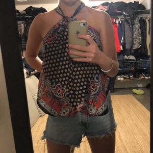 Populär zara topp - En jättefin topp från zara i oanvänt skick! Passar jätte bra på sommaren till ett par short eller jeans när det bli kallare💞 säljer pågrund av att jag inte får användning av den.