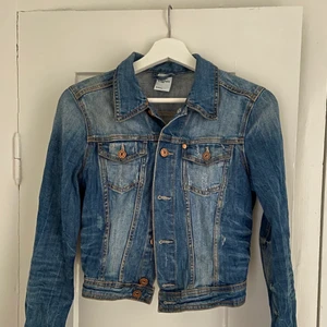 H&M jeansjacka  - Jeansjacka kort modell, stl 36. En favorit som tyvärr blivit för liten för mig. Köparen betalar frakt 📦 