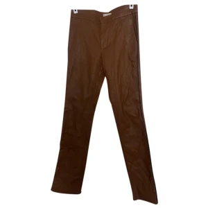 Bruna skinnbyxor - Day at Birgersen - Bruna skinnbyxor (100% lammskinn) Bruna, svart detalj. Använda en gång. Stlk 34/XS (fel storlek för mig)