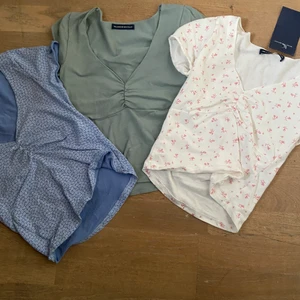 Tre brandymeliville toppar - Tre fina brandy melville toppar. Endast testade. Prislappen är kvar på den vita. Jätteskön med en fin uringning. Köparen står för frakt💞 blå är såld, den vita är såld