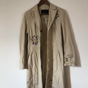 Kappa/klänning - Beige kappa med broderi från DAY Birger et Mikkelsen. Kan även användas som klänning när den är knäppt! Storlek XS. Nyskick. Köparen står för frakten! Skicka gärna ett meddelande om du vill ha fler bilder! 