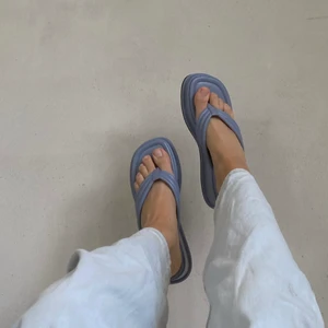 Platå flipflops - Säljer dessa supertrendiga flipflops med platå! Helt oanvända i en blå fin färg. Storlek 38, true to size. Buda!💛💛