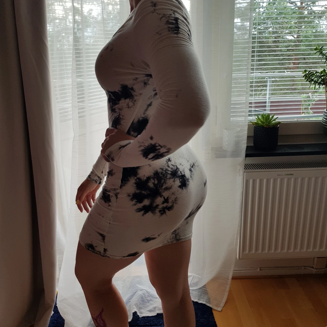 Tid dye liknande klänning i vitt och svart - 91