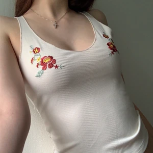 V ringat linne med broderi - Jätte fint linne med broderier. Endast testat, eftersom det var lite för litet för mig. Köparen står för frakt❤️