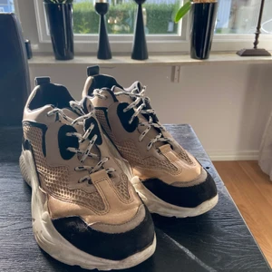 Steve madden  - Säljer även mina Steve madden skor som jag köpte för inte alls längesedan. Säljer de pga att de är alldeles för små för mig. Mycket bra skick, flera bilder kan skickas ❤️ KÖPAREN STÅR FÖR FRAKTEN