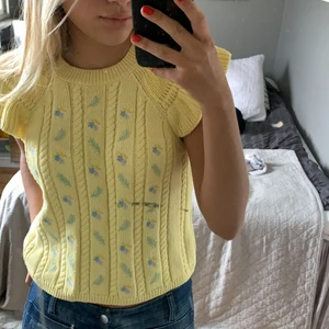 Söt, stickad blus från ZARA - Helt slutsåld. Har bara använt den ett par få gånger och säljer den just eftersom den inte kommit till så mycket användning. I väldigt bra skick. Storlek M/ medium