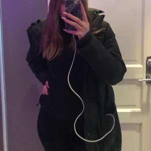 Canada goose jacka - Säljer min canada goose jacka stl S, finns nåra små hål som man normalt ej tänker på när man har på sej den och pälsen är borta. Därav VÄLDIGT lågt pris. Kan sänkas vid snabb affär