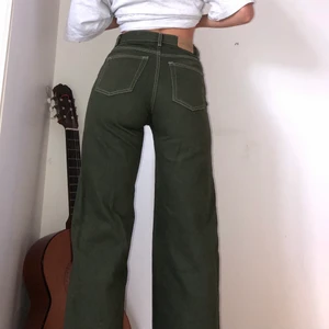 Gröna högmidjade jeans  - Säljer mina favoritjeans då de tyvärr blivit för små för mig. De är i ett väldigt fint skick då jag bara kunnat använda dem några få gånger. Jag är 172cm och längden är bra på mig, sitter nog dock ännu bättre på någon kortare. SUPERFINA i midja och baktill & jättefin grön färg. Fått många komplimanger när jag burit dessa. Storlek 25 vilket motsvarar en liten S eller 34/XS. Pris 250kr exkl 50% av frakten. 