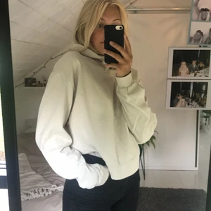 Hoodie - Beige basic hoodie. Köparen står för frakten, kan annars mötas upp i Stockholm.