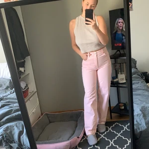 Rosa jeans från zara  - Rosa jeans i storlek 38 ifrån zara. Aldrig använda. Nyskick:)                 Är 176 cm lång, passar perfekt för mig. Bara att skriva om man vill ha fler bilder! Modell på Jeansen: jeans zw the trevor full length 