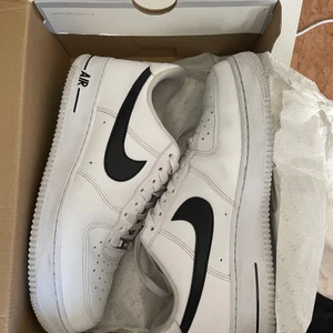 Nike Air force  - Nike Air force i vita och svart färg, helt nya, storlek 42,5. Kan frakta om de behövs annars möta i Umeå. Kanske kan diskuteras lite i pris