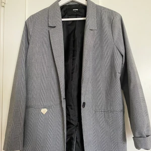 Blazer - Blazer från bikbok i nyskick. Diamanten är borttagbar och kommer från Michael Kors. Storlek S. 